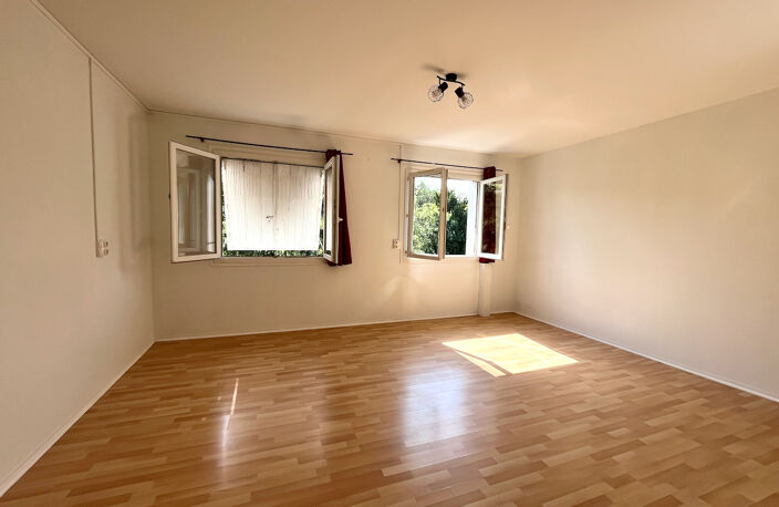 Villeneuve sur Lot, studio refait à neuf de 34,49 m² situé dans un quartier calme de Villeneuve sur Lot, avec accès à pied en ville, et à l'IFSI. Ce studio comprend une pièce de vie lumineuse orientée Sud, avec une cuisine équipée (plaques + hotte) avec u — photo 5