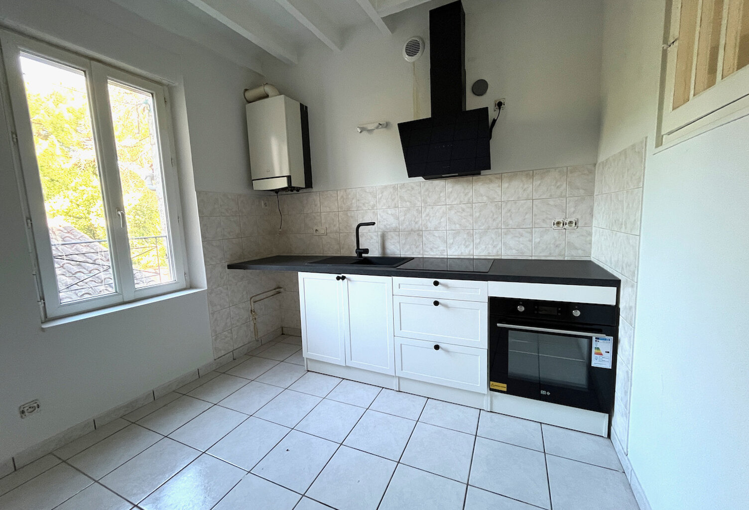 Dans le village de Castelmoron sur Lot, proche de toutes commodités, maison de ville de type T3,  de 87,20 m2. Vous apprécierez cette maison pour la taille de ses pièces. Cette maison comprend une grande pièce de vie de 26,25 m2,  une cuisine indépendante — photo 1