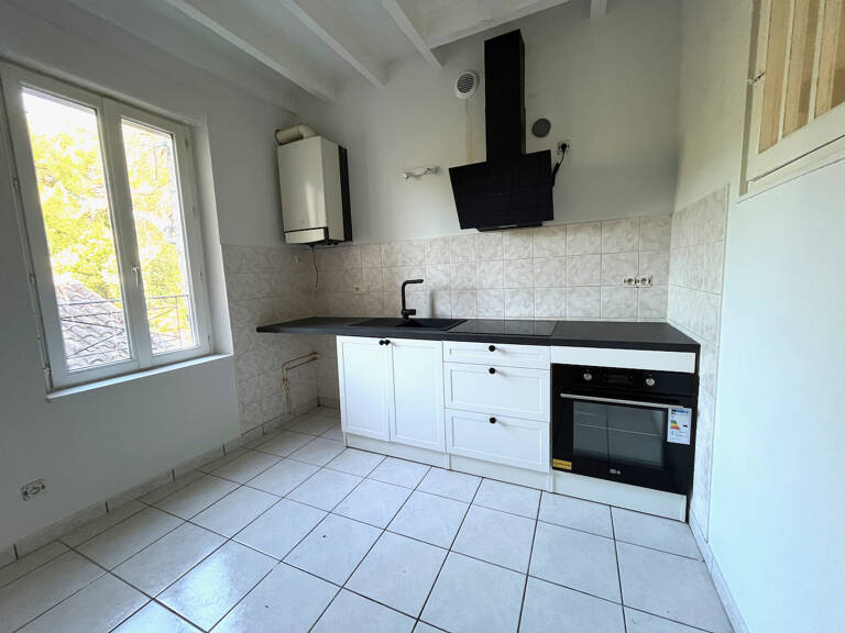 Dans le village de Castelmoron sur Lot, proche de toutes commodités, maison de ville de type T3,  de 87,20 m2. Vous apprécierez cette maison pour la taille de ses pièces. Cette maison comprend une grande pièce de vie de 26,25 m2,  une cuisine indépendante — photo 1