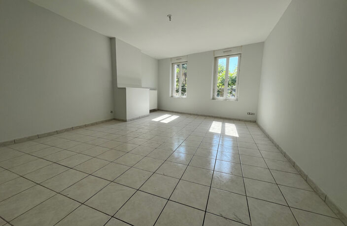 Dans le village de Castelmoron sur Lot, proche de toutes commodités, maison de ville de type T3,  de 87,20 m2. Vous apprécierez cette maison pour la taille de ses pièces. Cette maison comprend une grande pièce de vie de 26,25 m2,  une cuisine indépendante — photo 3