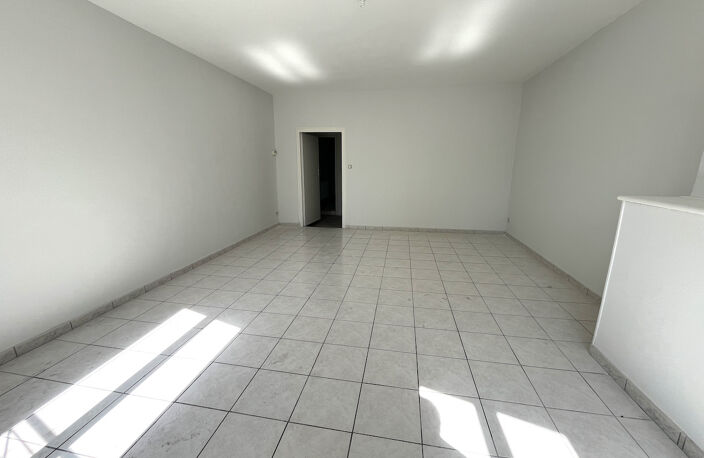 Dans le village de Castelmoron sur Lot, proche de toutes commodités, maison de ville de type T3,  de 87,20 m2. Vous apprécierez cette maison pour la taille de ses pièces. Cette maison comprend une grande pièce de vie de 26,25 m2,  une cuisine indépendante — photo 4