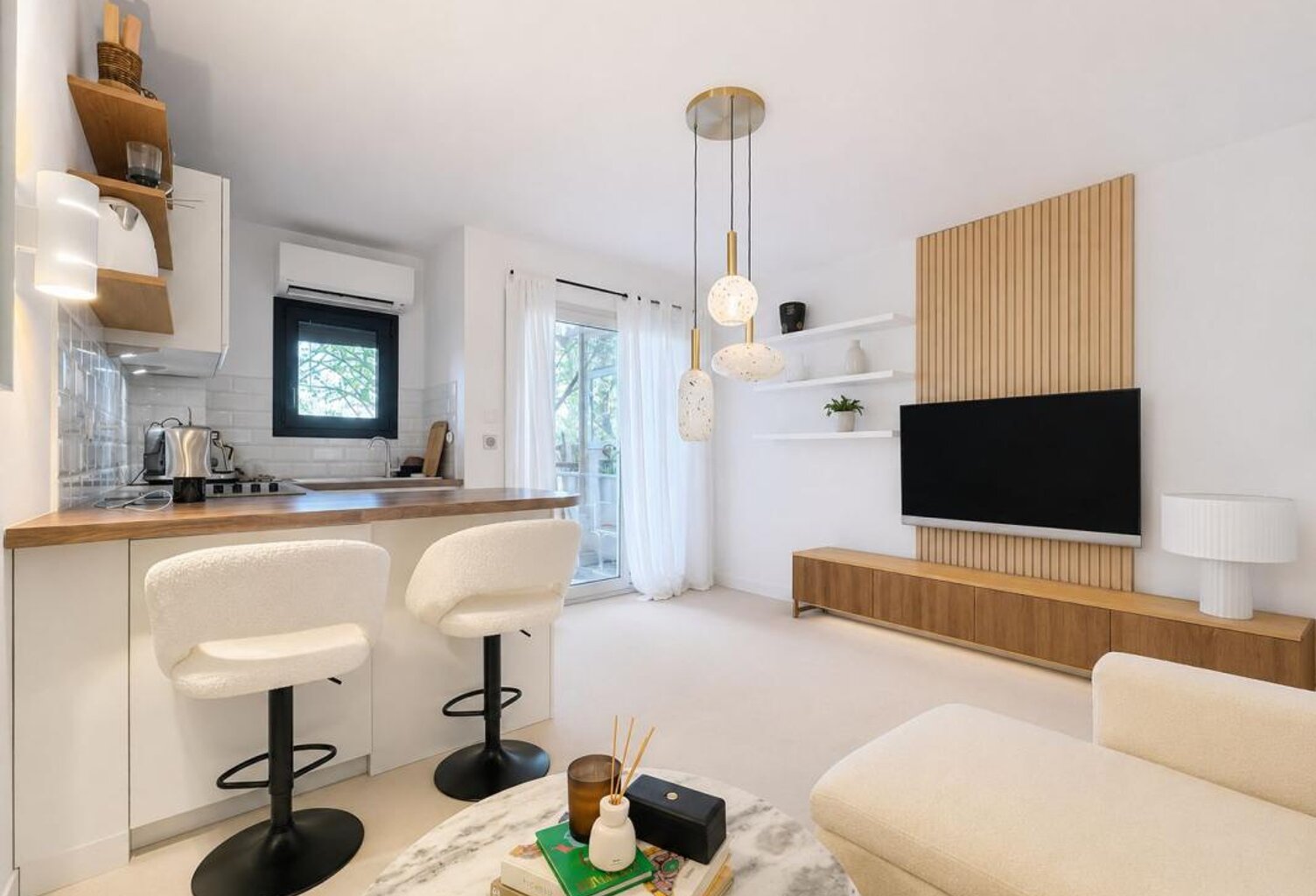 EXCLUSIVITÉ ORPI – Studio traversant rénové, terrasse sans vis-à-vis, piscine et parking — photo 1