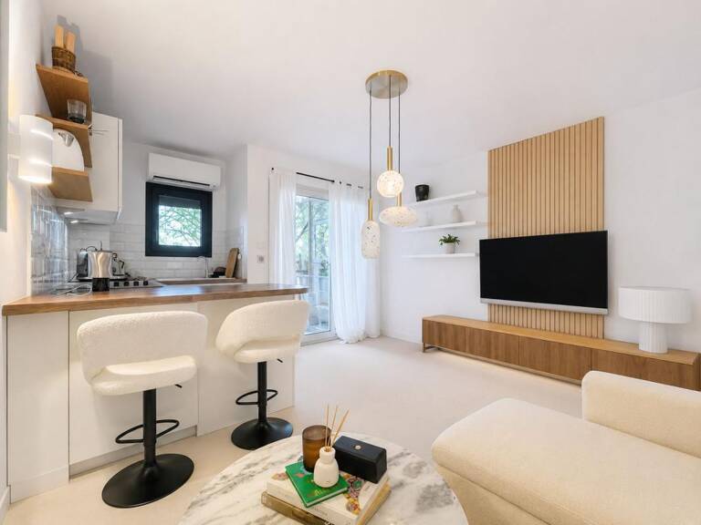 EXCLUSIVITÉ ORPI – Studio traversant rénové, terrasse sans vis-à-vis, piscine et parking — photo 1