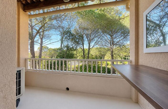 EXCLUSIVITÉ ORPI – Studio traversant rénové, terrasse sans vis-à-vis, piscine et parking — photo 2