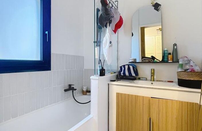 EXCLUSIVITÉ ORPI – Studio traversant rénové, terrasse sans vis-à-vis, piscine et parking — photo 4
