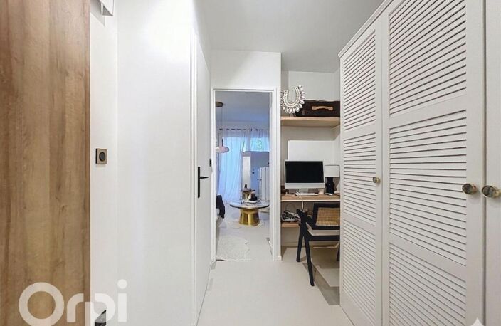 EXCLUSIVITÉ ORPI – Studio traversant rénové, terrasse sans vis-à-vis, piscine et parking — photo 5