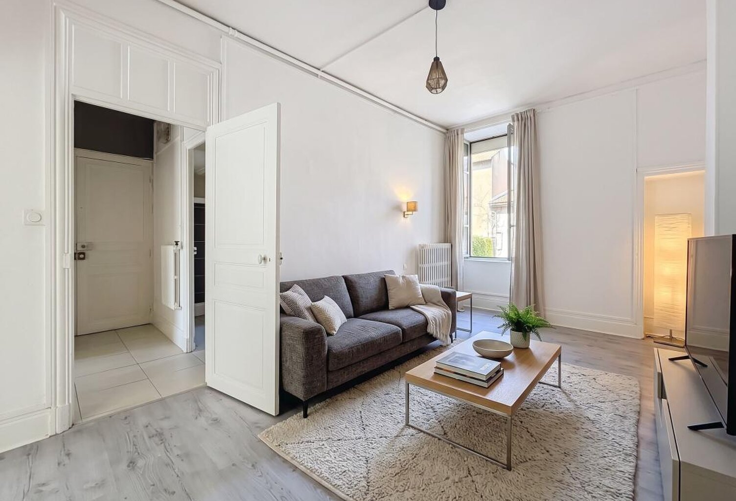 À Millau, à deux pas du centre-ville et des commerces, découvrez cet ensemble immobilier composé de deux appartements offrant un beau potentiel de rentabilité — photo 1
