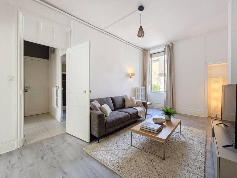 À Millau, à deux pas du centre-ville et des commerces, découvrez cet ensemble immobilier composé de deux appartements offrant un beau potentiel de rentabilité — photo 1