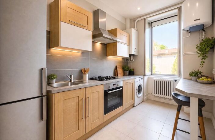 À Millau, à deux pas du centre-ville et des commerces, découvrez cet ensemble immobilier composé de deux appartements offrant un beau potentiel de rentabilité — photo 2
