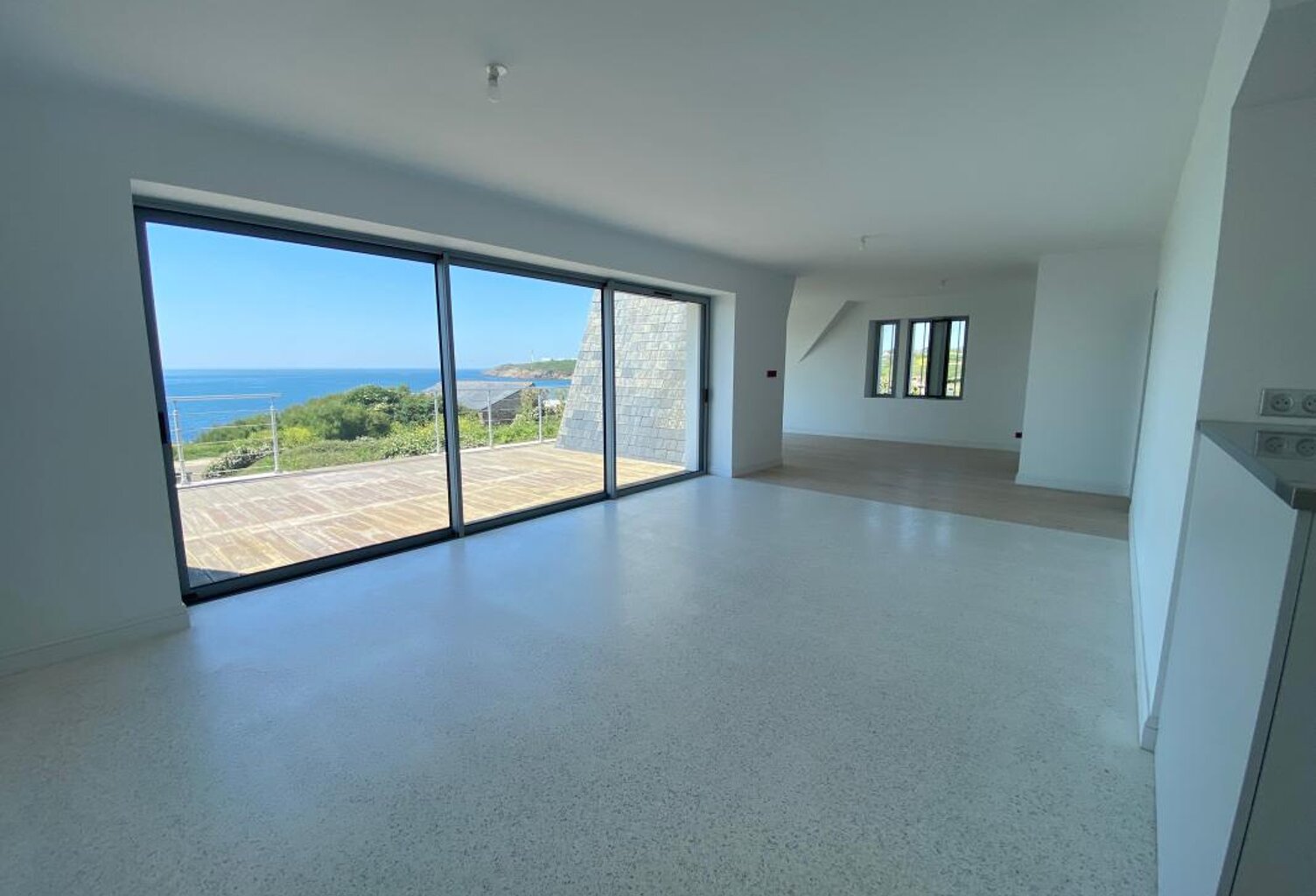 LE CONQUET : Maison entièrement rénovée avec vue mer imprenable ! — photo 1
