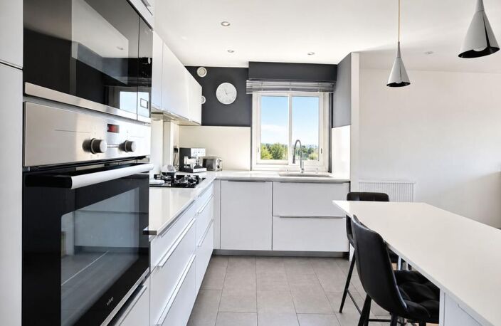 Appartement À Vendre T4/5 de 95m²- Lumineux et Spacieux - Grand balcon vue dégagée - Cave - Place Privative - Secteur st Tronc 13010 Marseille — photo 3