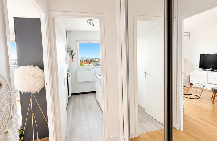 VUE DEGAGEE PLEIN EST - NOMBREUX RANGEMENTS — photo 5