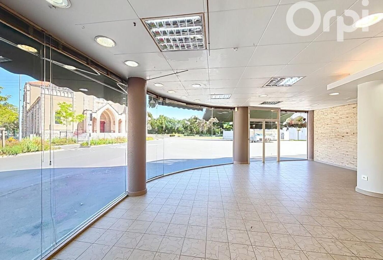 CLERMONT-FERRAND, Local commercial de 80m2 - réserve de 60m2 - Bel Emplacement — photo 1