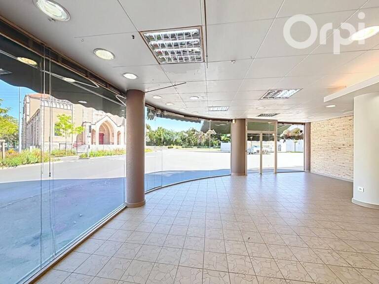 CLERMONT-FERRAND, Local commercial de 80m2 - réserve de 60m2 - Bel Emplacement — photo 1