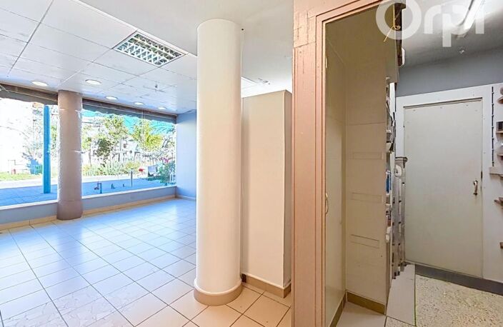 CLERMONT-FERRAND, Local commercial de 80m2 - réserve de 60m2 - Bel Emplacement — photo 3