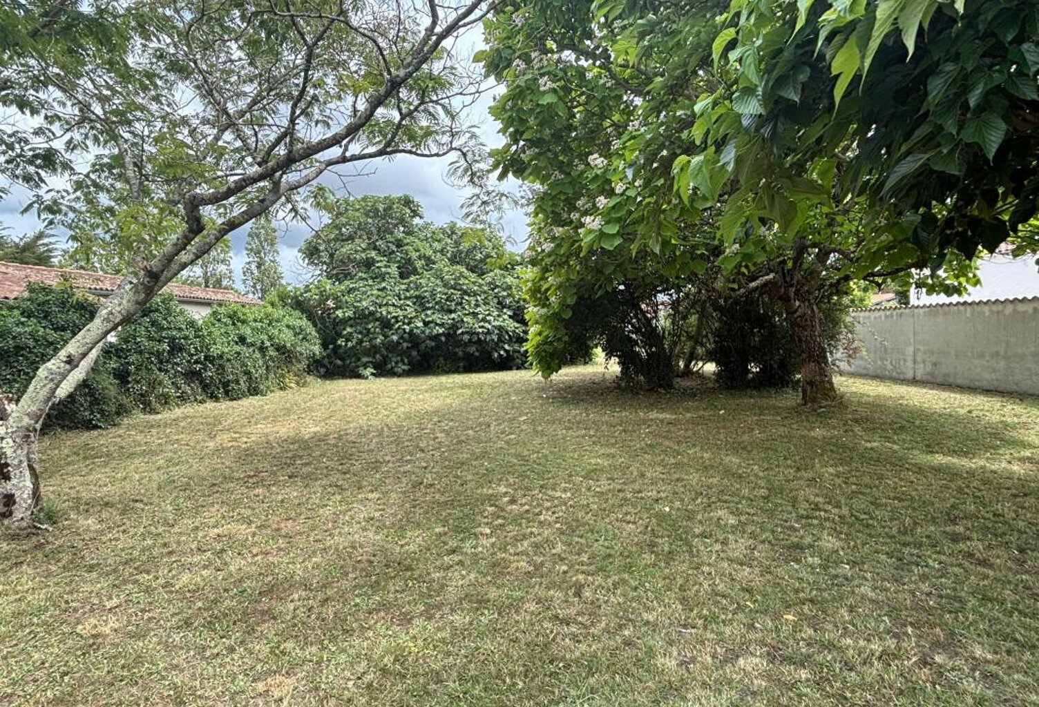 Beau terrain à bâtir plat et arboré, proche commodités — photo 1