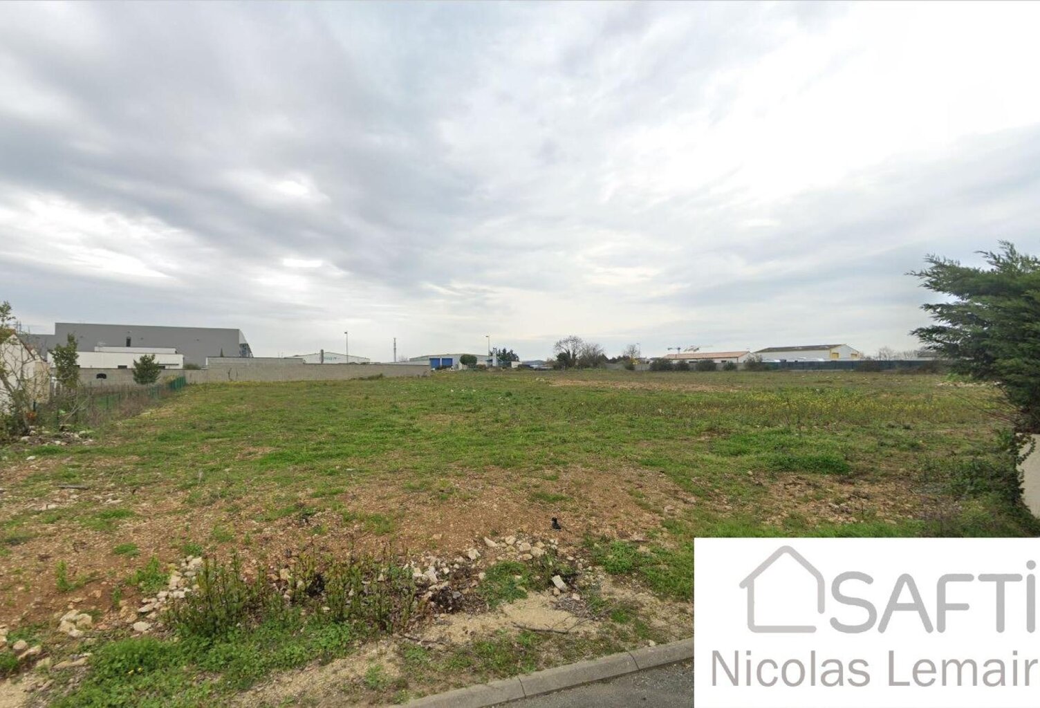 A vendre très beau terrain d'une superficie de 283 m² libre de constructeur LOT N° 2 sur NIORT proche zone commerciale. — photo 1