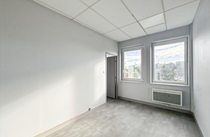 SARAN, Bureaux à louer, proche tangentielle et RD2020 — photo 2