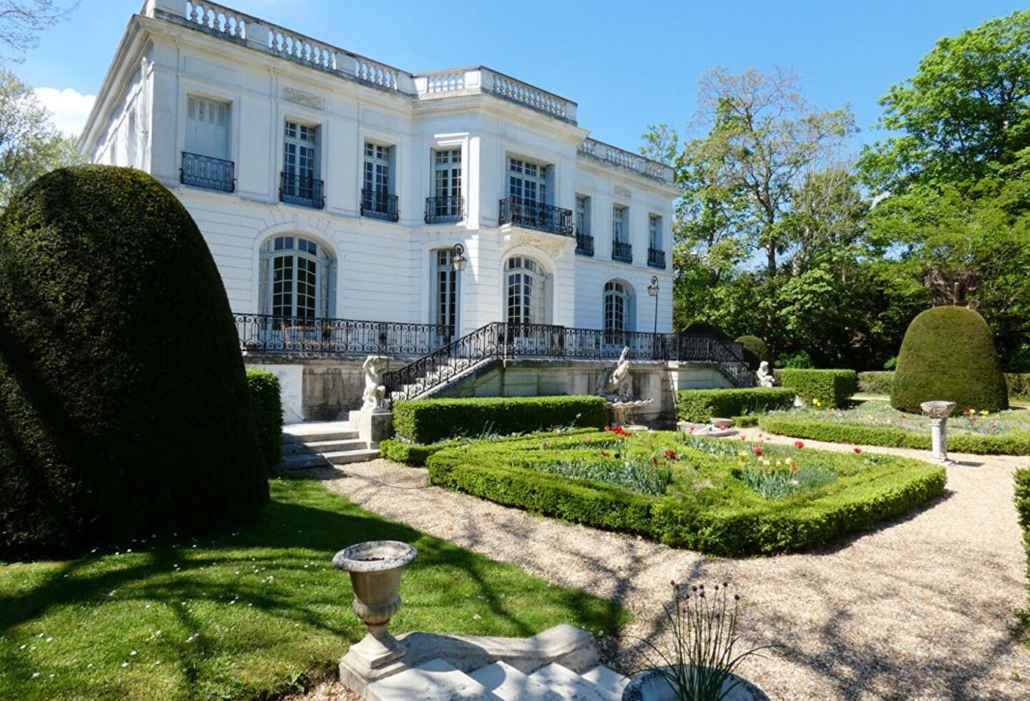 Château au bord de la rivière — photo 1