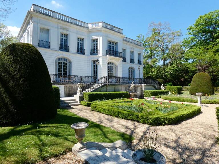 Château au bord de la rivière — photo 1