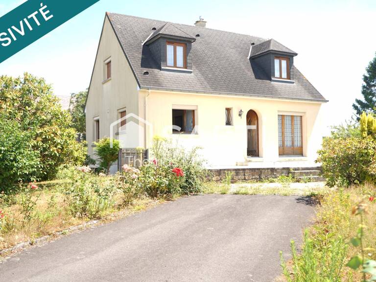 Situé à proximité immédiate des commodités, ce pavillon familial de 5 pièces offre de beaux volumes, 3 grandes chambres lumineuses, un sous-sol complet et un agréable terrain arboré avec arbres fruitiers. Habitable de suite, il séduira les familles à la recherche d'espace, de confort et d'un bien à personnaliser selon leurs envies. — photo 1