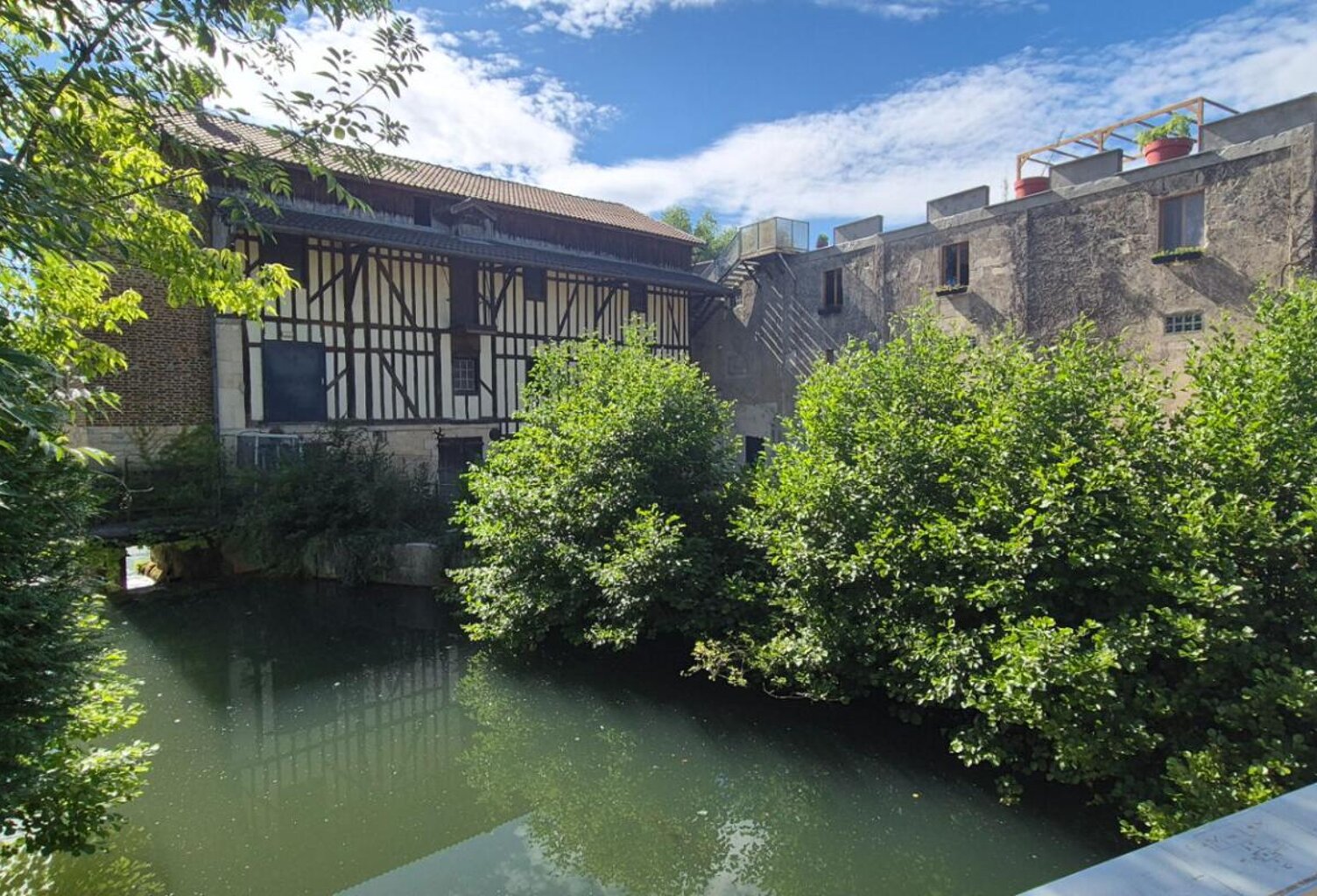 Superbe Ensemble Immobilier de 240 m² Style Champenois à Réhabiliter avec ses Greniers, Dépendances et 1 Logement Résidentiel de 210 m² Entièrement Rénover avec sa Cour avant sécurisée, son Toit Terrasse de 210 m² aménagé et décoré et son Terrain clos, ar — photo 1