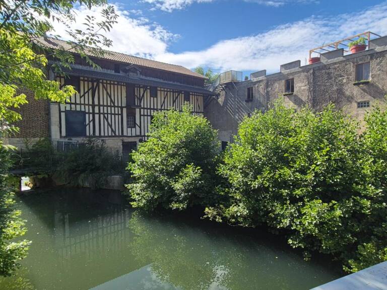 Superbe Ensemble Immobilier de 240 m² Style Champenois à Réhabiliter avec ses Greniers, Dépendances et 1 Logement Résidentiel de 210 m² Entièrement Rénover avec sa Cour avant sécurisée, son Toit Terrasse de 210 m² aménagé et décoré et son Terrain clos, ar — photo 1