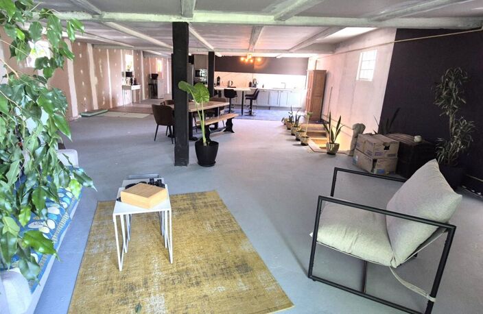 Superbe Ensemble Immobilier de 240 m² Style Champenois à Réhabiliter avec ses Greniers, Dépendances et 1 Logement Résidentiel de 210 m² Entièrement Rénover avec sa Cour avant sécurisée, son Toit Terrasse de 210 m² aménagé et décoré et son Terrain clos, ar — photo 3