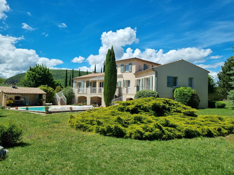 Propriété avec terrain et piscine — photo 1