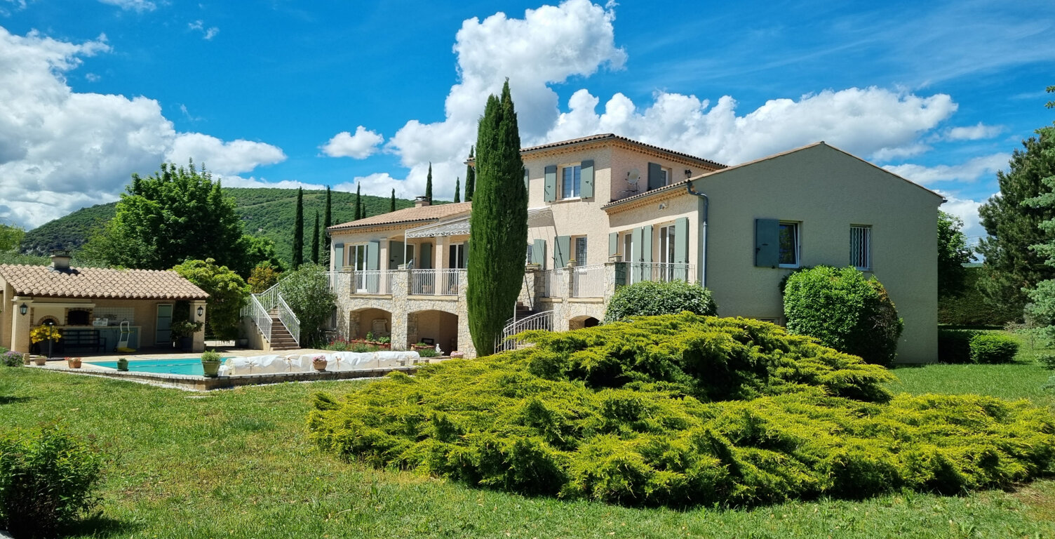 Propriété avec terrain et piscine — photo 1