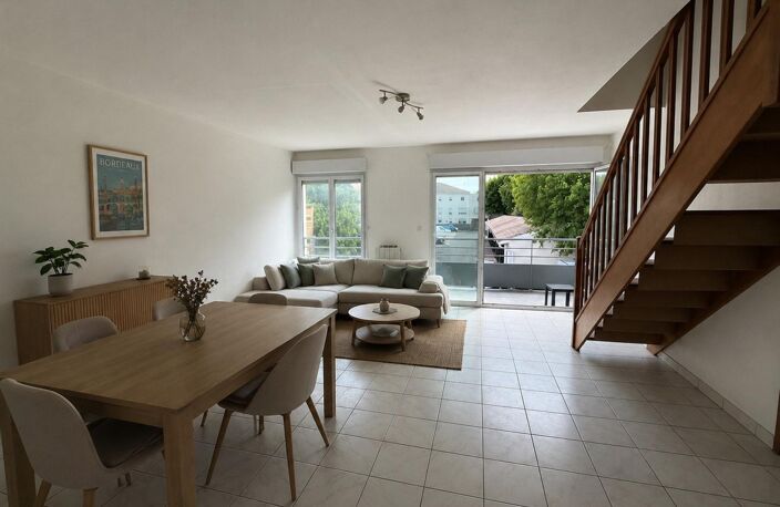 Duplex lumineux avec piscine, balcon et résidence fraîchement ravalée : un cadre de vie idéal aux portes de Bordeaux ! — photo 3