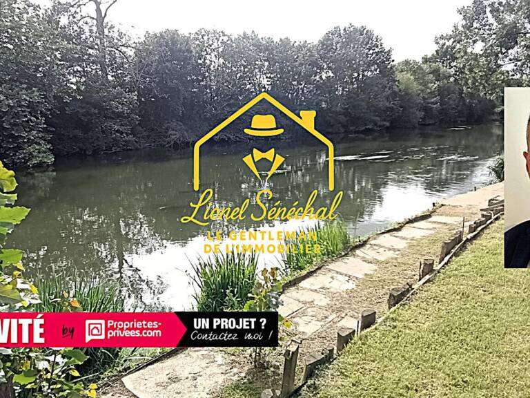 Terrain de loisirs de plus de 1 200 m2 avec un préau sur une dalle en dur, un abri de jardin et un accès direct à la rivière — photo 1