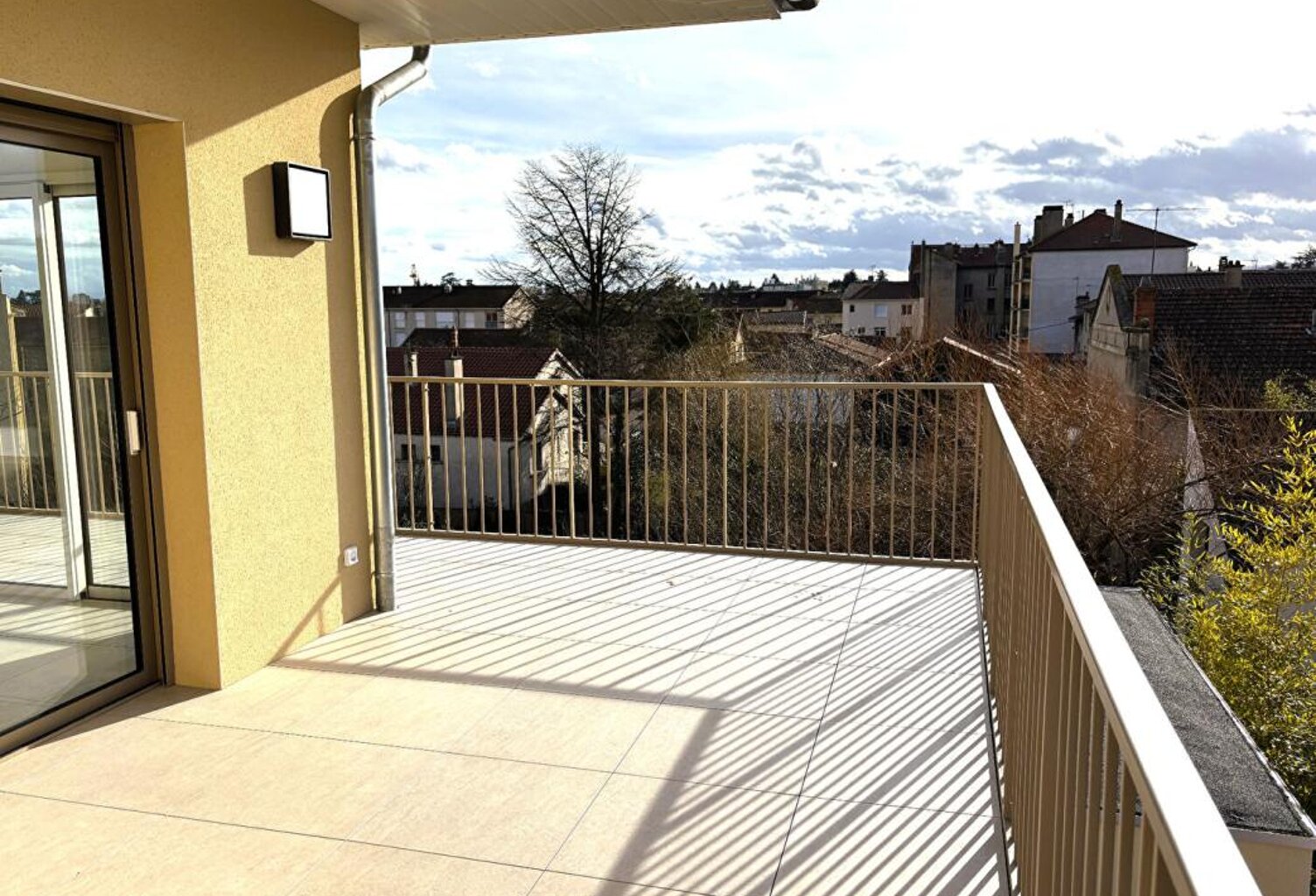 MONTBRISON 42600 Appartement neuf (jamais habité) 126 m² habitables 3 chambres, garage, place de parking — photo 1