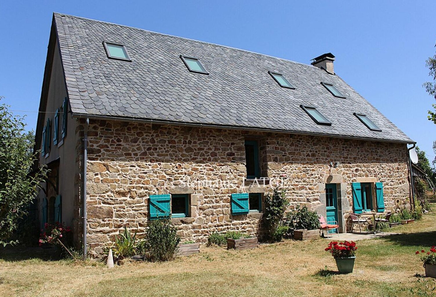 Ferme rénovée de 5 chambres avec Gîte à Larodde (63) — photo 1