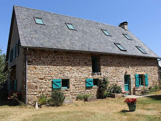 Ferme rénovée de 5 chambres avec Gîte à Larodde (63) — photo du bien