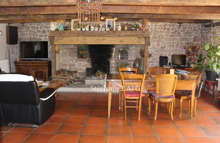Ferme rénovée de 5 chambres avec Gîte à Larodde (63) — photo 2