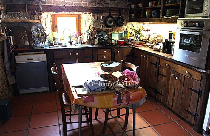 Ferme rénovée de 5 chambres avec Gîte à Larodde (63) — photo 3