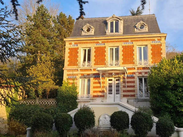 Chaumont en Vexin - Maison de Maître du 19ème de 210 m2 - 4 chambres - un ascenseur  qui permet accéder à tous les étages - cave et bâtiments - sur 2.957 m2 de parc arboré - Prix : 545.400 — photo du bien