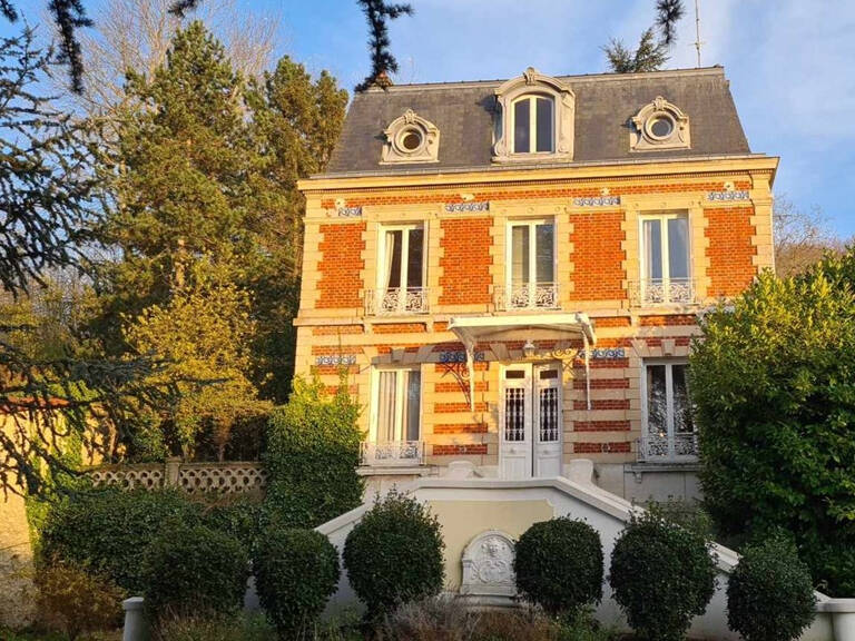 Chaumont en Vexin - Maison de Maître du 19ème de 210 m2 - 4 chambres - un ascenseur  qui permet accéder à tous les étages - cave et bâtiments - sur 2.957 m2 de parc arboré - Prix : 545.400 — photo 1