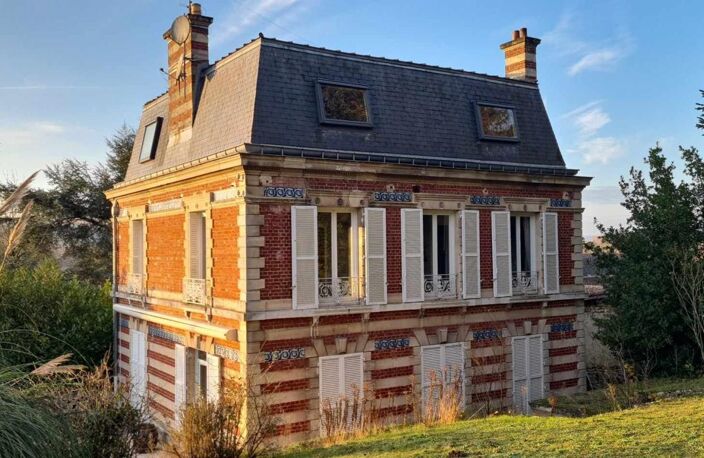 Chaumont en Vexin - Maison de Maître du 19ème de 210 m2 - 4 chambres - un ascenseur  qui permet accéder à tous les étages - cave et bâtiments - sur 2.957 m2 de parc arboré - Prix : 545.400 — photo 2