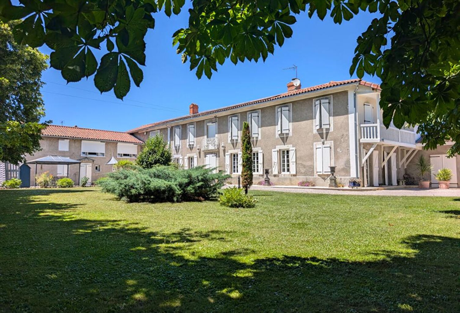 Propriété avec Maison de Maître, Maison Annexe et Maison de Gardien sur parc de 1,5 hectare — photo 1