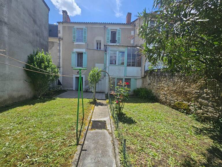 Maison 3 chambres, cave et agréable jardin — photo 1