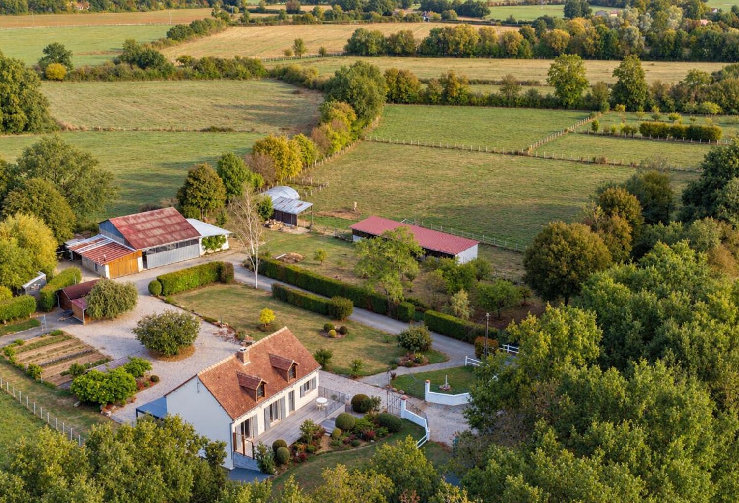 Propriété sur 2 ha  avec maison rénovée, nombreux bâtiments et box chevaux - Secteur Mamers — photo 1