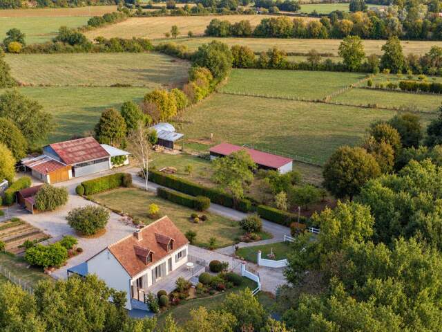 Propriété sur 2 ha  avec maison rénovée, nombreux bâtiments et box chevaux - Secteur Mamers — photo du bien