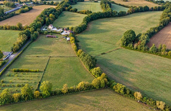 Propriété sur 2 ha  avec maison rénovée, nombreux bâtiments et box chevaux - Secteur Mamers — photo 2