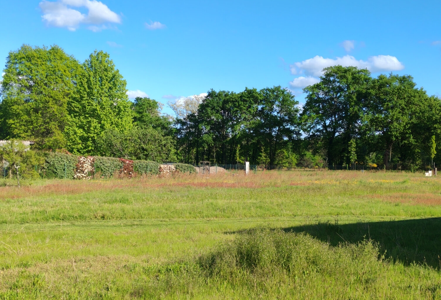 Terrain Hinx 1300 m2 centre village proche voie verte — photo 1
