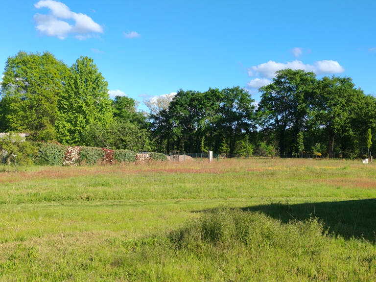 Terrain Hinx 1300 m2 centre village proche voie verte — photo 1