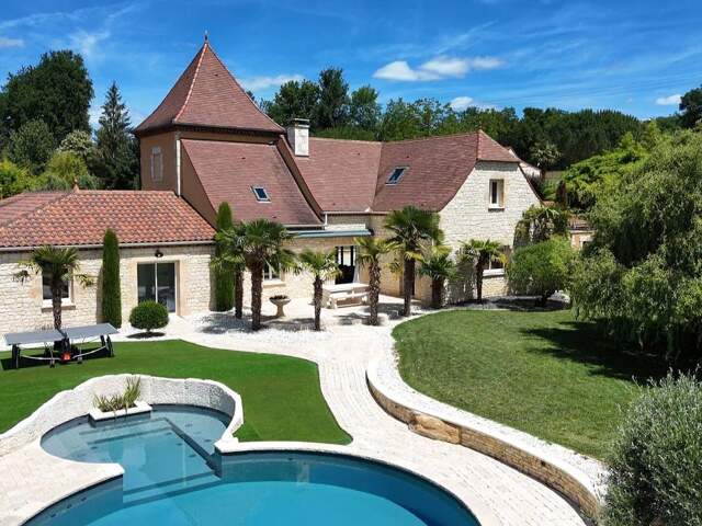 Belle propriété contemporaine avec piscine chauffée, dépendances et prestations de qualité — photo du bien