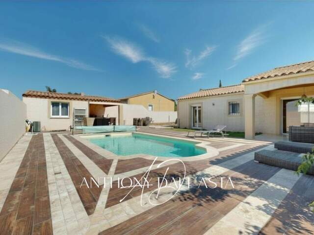 PLAIN PIED - 4 CHAMBRES - PISCINE - SALLE DE BAIN — photo du bien