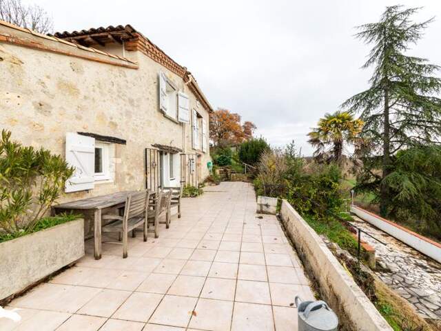 Maison en pierre de 4 pièces principales — photo du bien